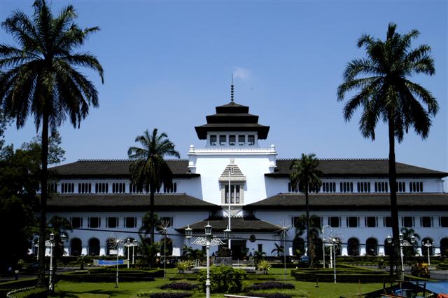 Tempat-Wisata-di-Bandung-Gambar-Gedung-Sate