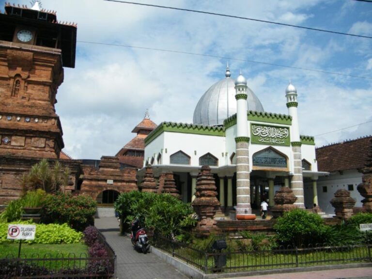 Wisata Ziarah Makam Sunan